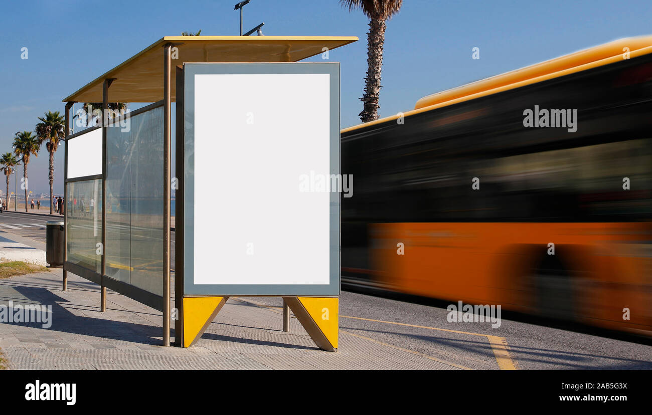 Fermata bus con vuoto affissioni, con sfocate bus di movimento Foto Stock