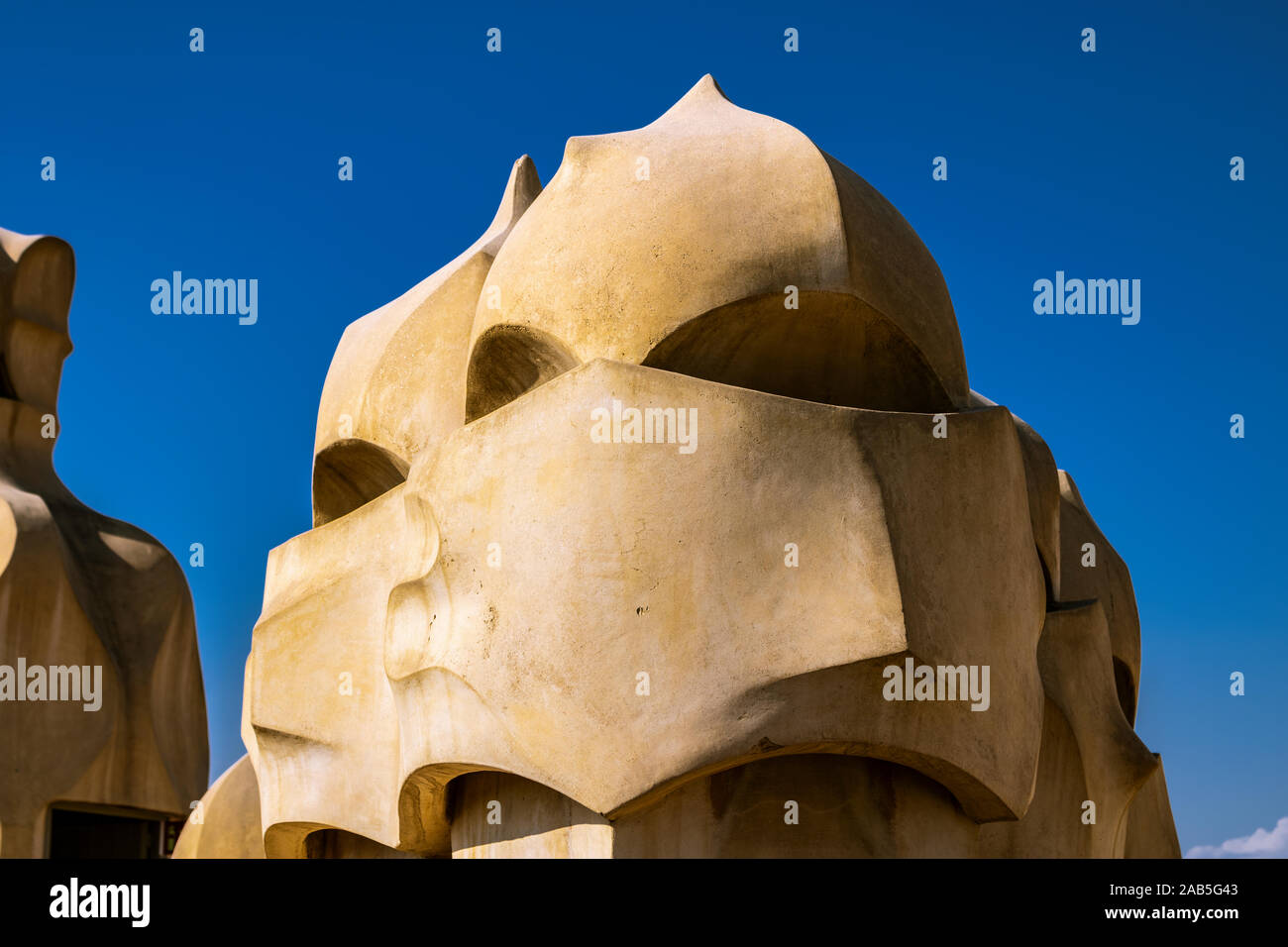 Barcellona, Spagna - 24 agosto 2019: Casa Milà (La Pedrera), il tetto camini. Foto Stock