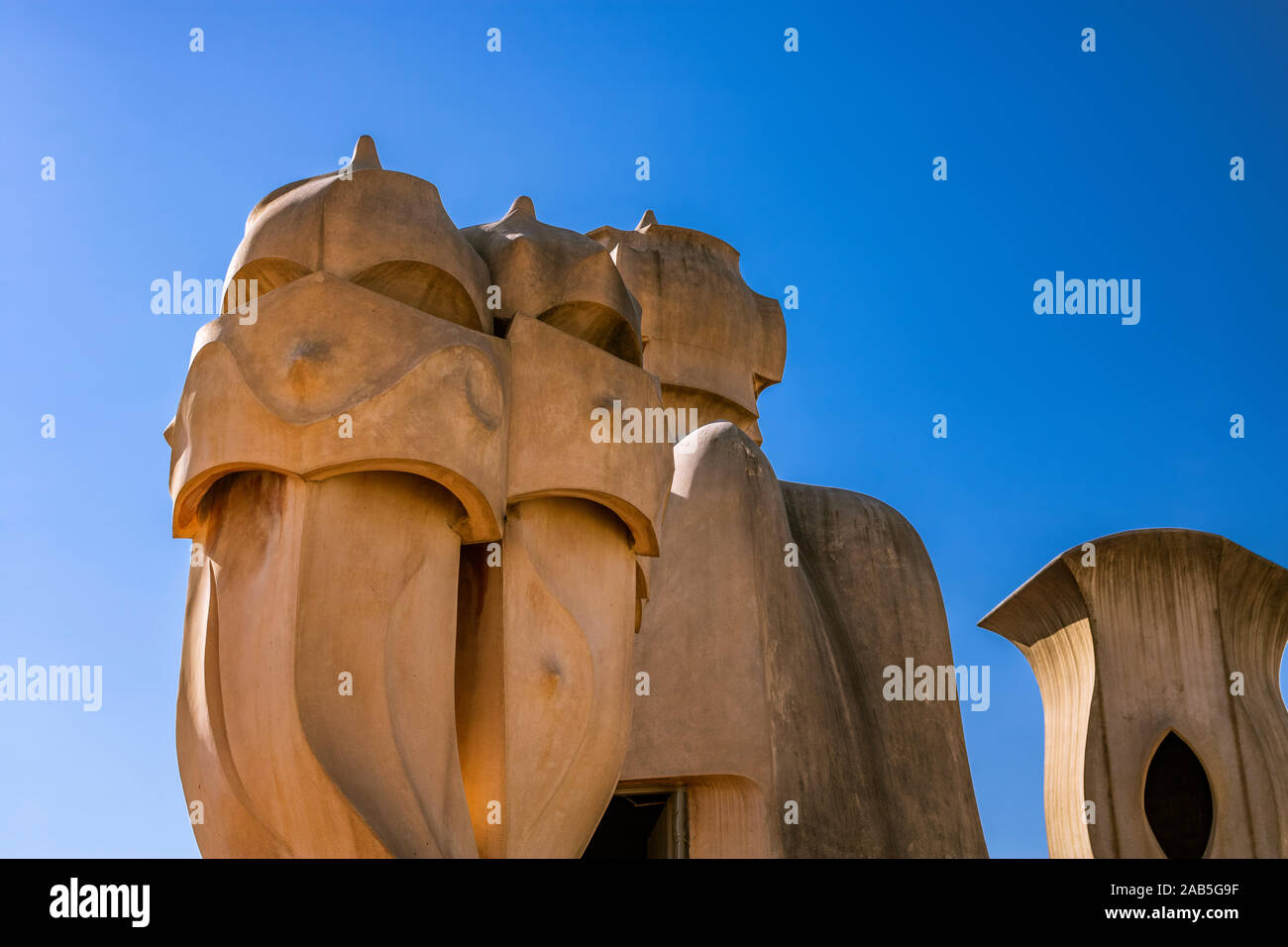 Barcellona, Spagna - 24 agosto 2019: Casa Milà (La Pedrera), il tetto camini. Foto Stock