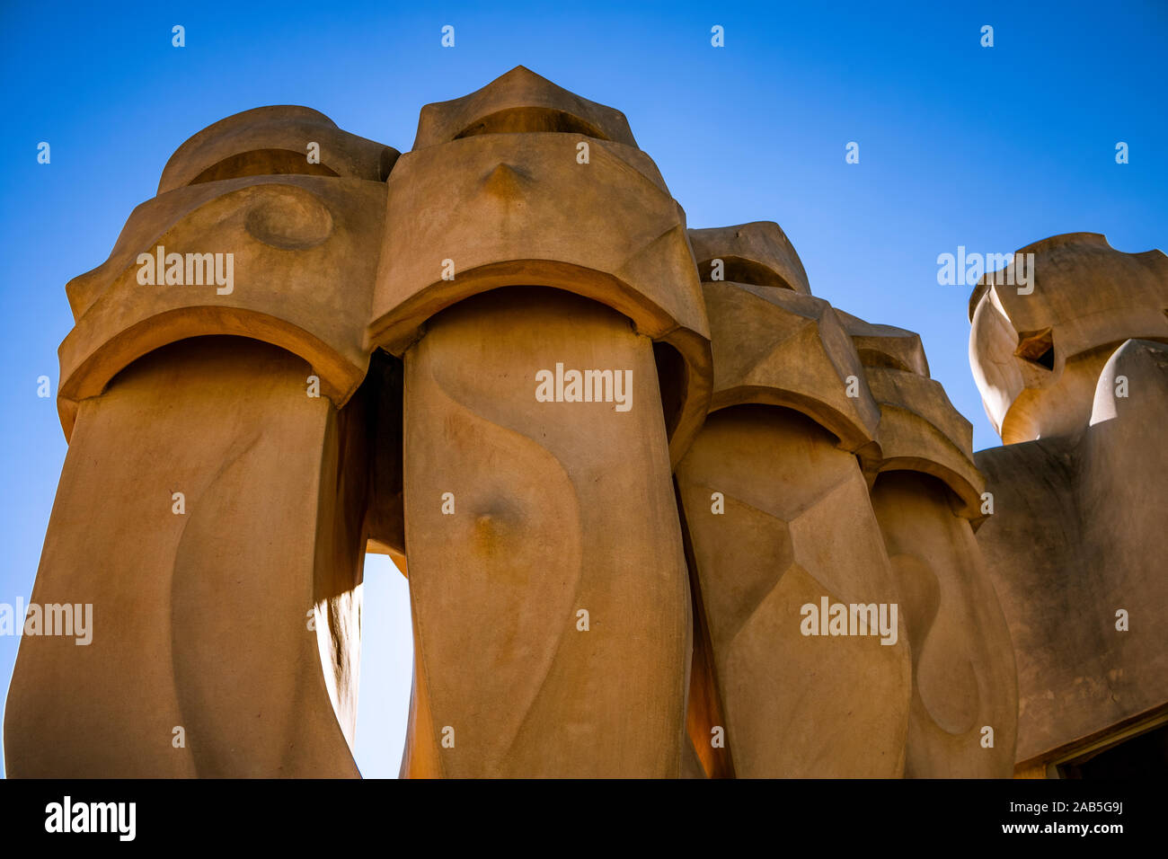 Barcellona, Spagna - 24 agosto 2019: Casa Milà (La Pedrera), il tetto camini. Foto Stock