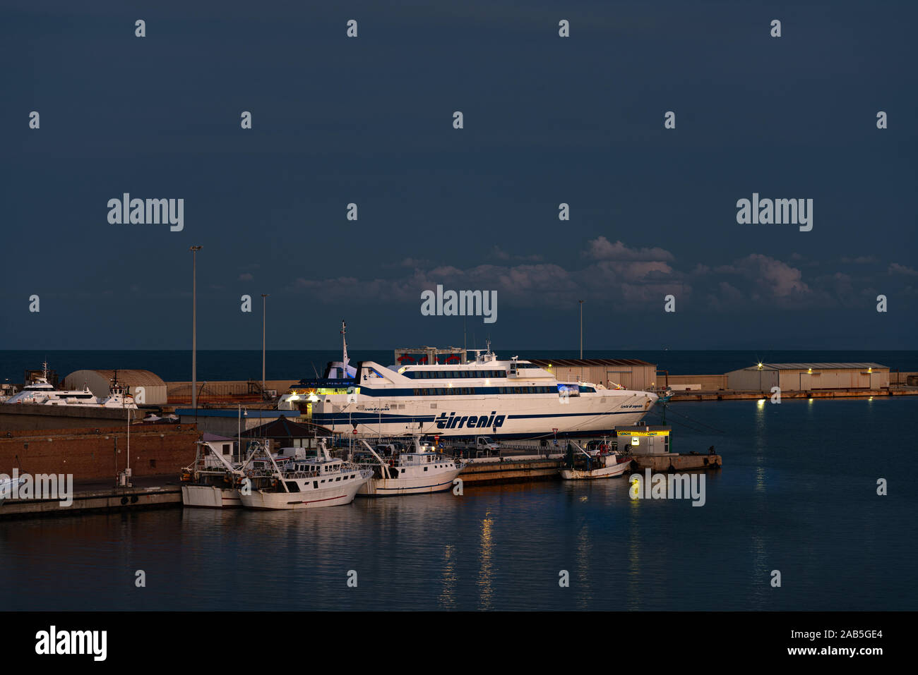 Porto di Termoli di notte, traghetti per l'Albania. Il Molise, Italia Foto Stock