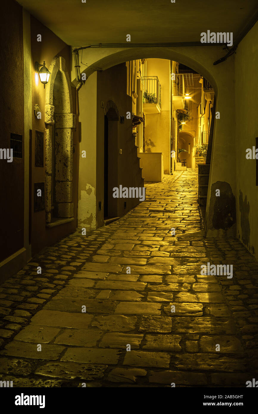 Viale medievale di Termoli di notte, Molise Italia Foto Stock
