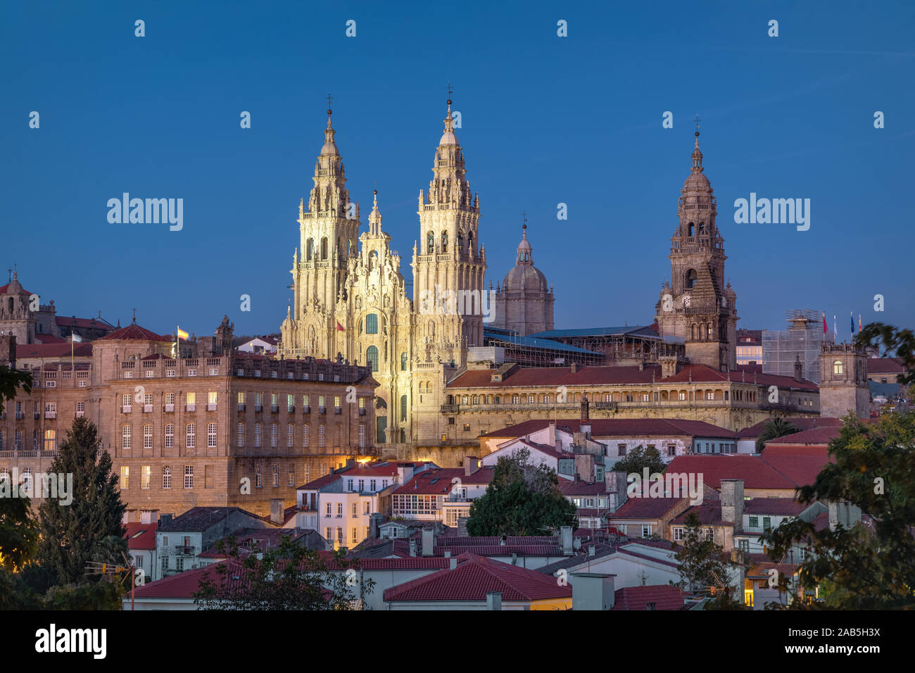 Santiago de Compostela, Spagna. Vista del duomo illuminato al crepuscolo Foto Stock