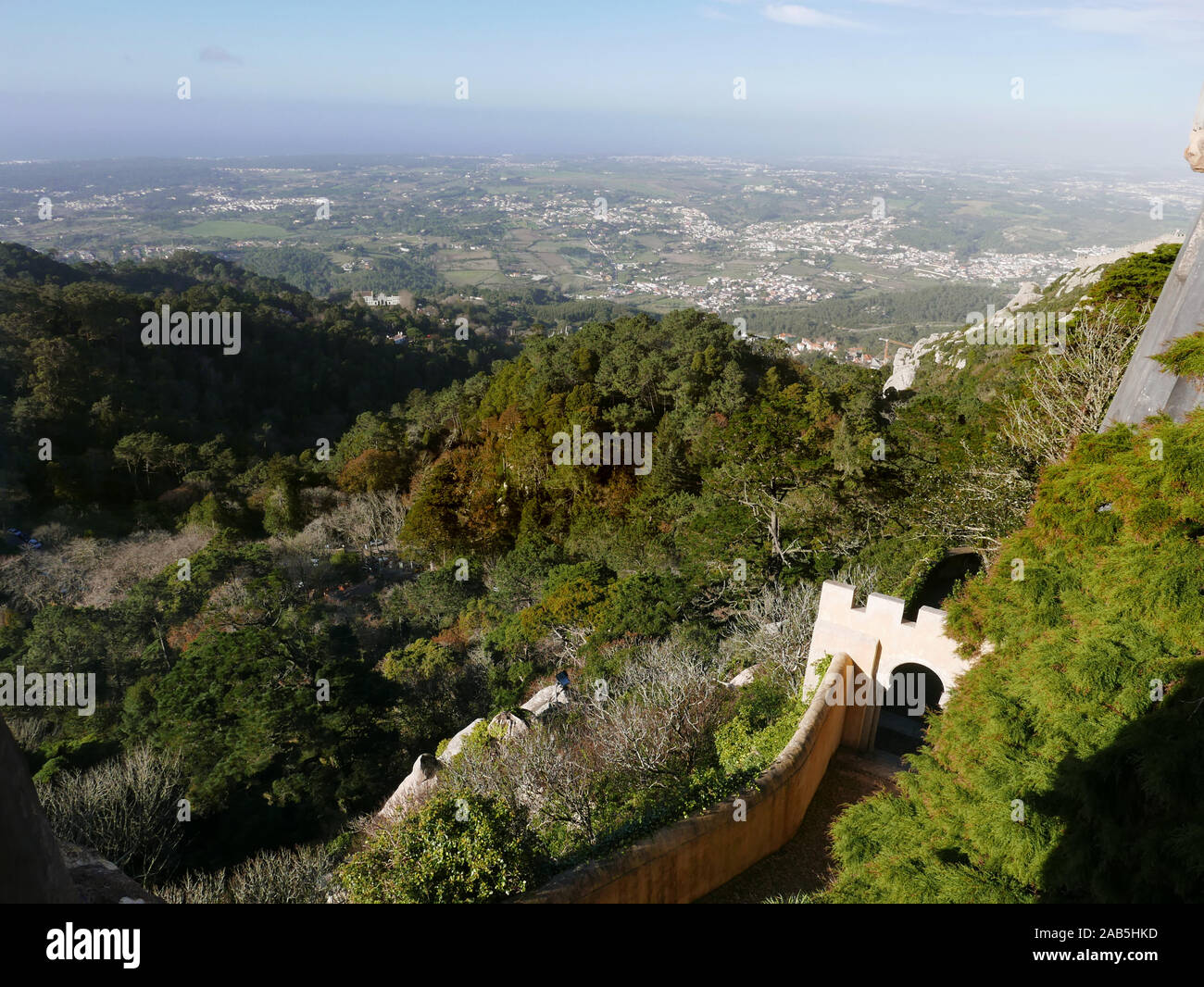 Guardando verso l'esterno attraverso la campagna dal Castello di Sintra vicino Lisbona in Portogallo, conosciuto come il Palazzo Pena, in São Pedro de Penaferrim Foto Stock