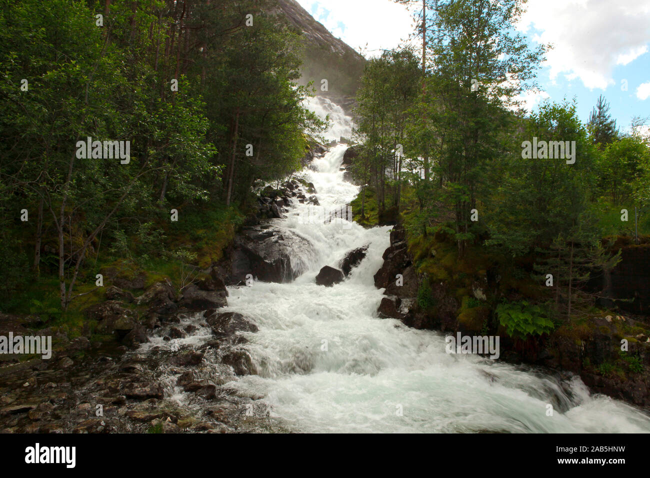 Cascata Langfossand power station. Nazionale percorso turistico. Famoso punto di riferimento in Norvegia al summer time.bella 612m alta cascata Langfoss in Foto Stock