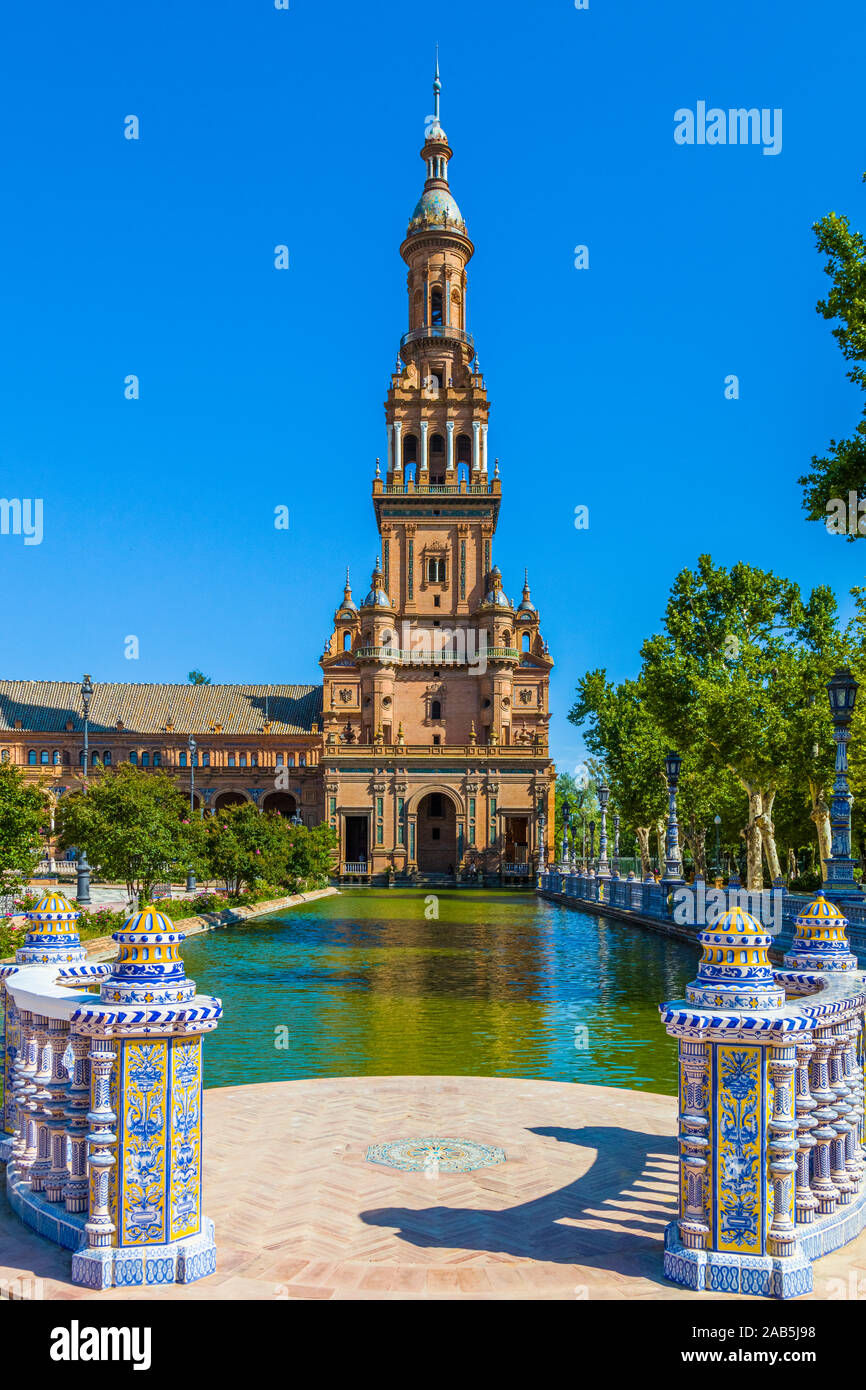 La Plaza de España (Piazza di Spagna) nel Parque de María Luisa (Parco Maria Luisa), a Siviglia, Spagna, costruito nel 1928 per l'esposizione Ibero-americana Foto Stock