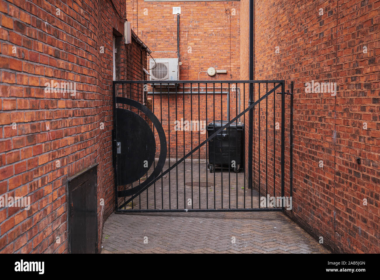 Un cancello chiuso nella parte anteriore di un cortile, visto a Carlisle, Cumbria, England, Regno Unito Foto Stock