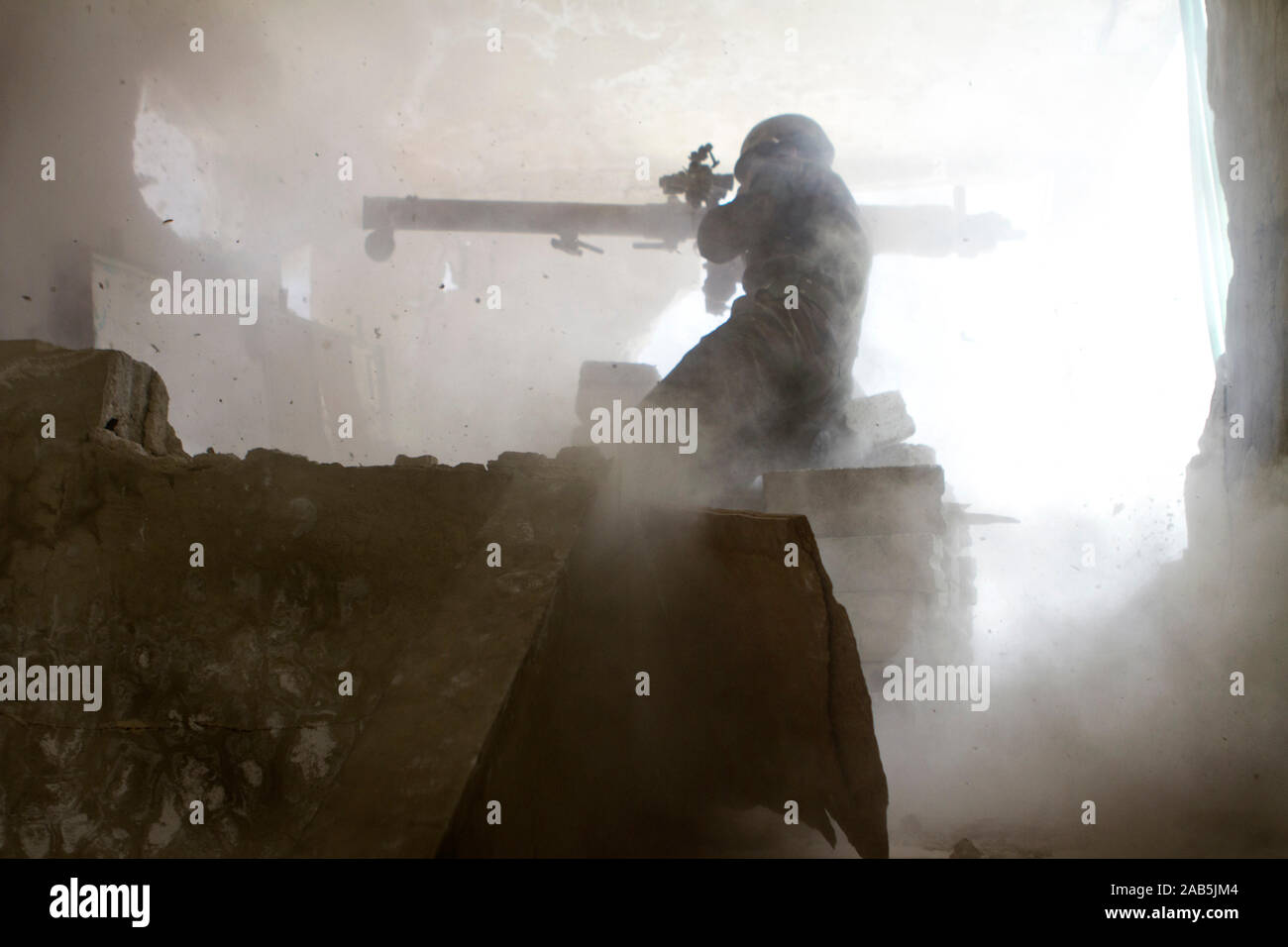 Un membro dell'esercito siriano fuoco da Recoilless Rifle 82mm pistola durante una battaglia tra esercito siriano e i ribelli a Darayya in un sobborgo di damasco.su aprile 5/2013. Foto di Hassan Ghaedi. Foto Stock