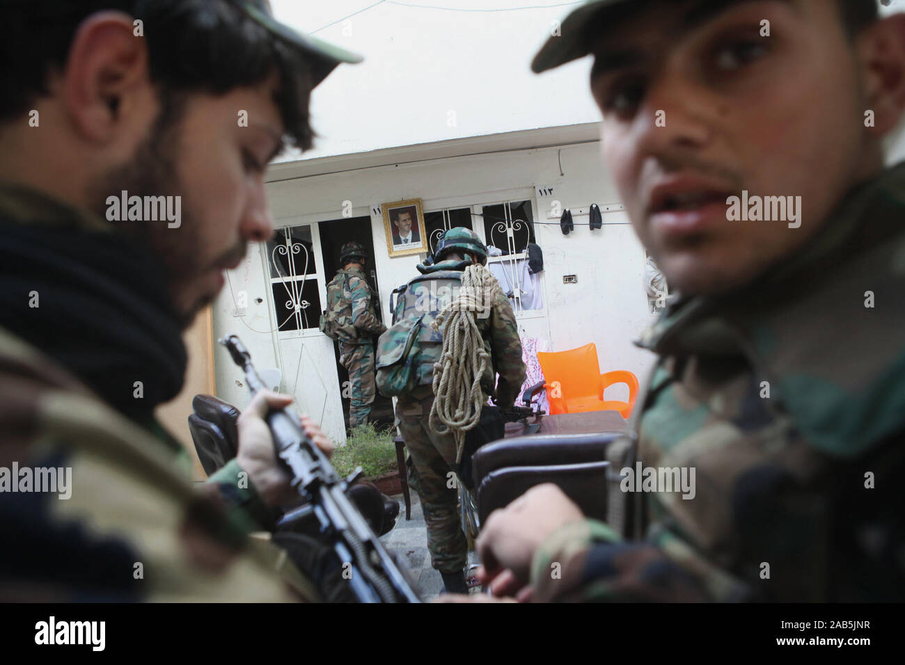 Esercito siriano in mattina e già nella giornata di essere pronti a verificare le loro pistole. lotta con i ribelli al cortile del Santuario Sakina , una figlia di Hossein il terzo Imam sciita.su aprile 4/2013.Foto di:Hassan Ghaedi Foto Stock