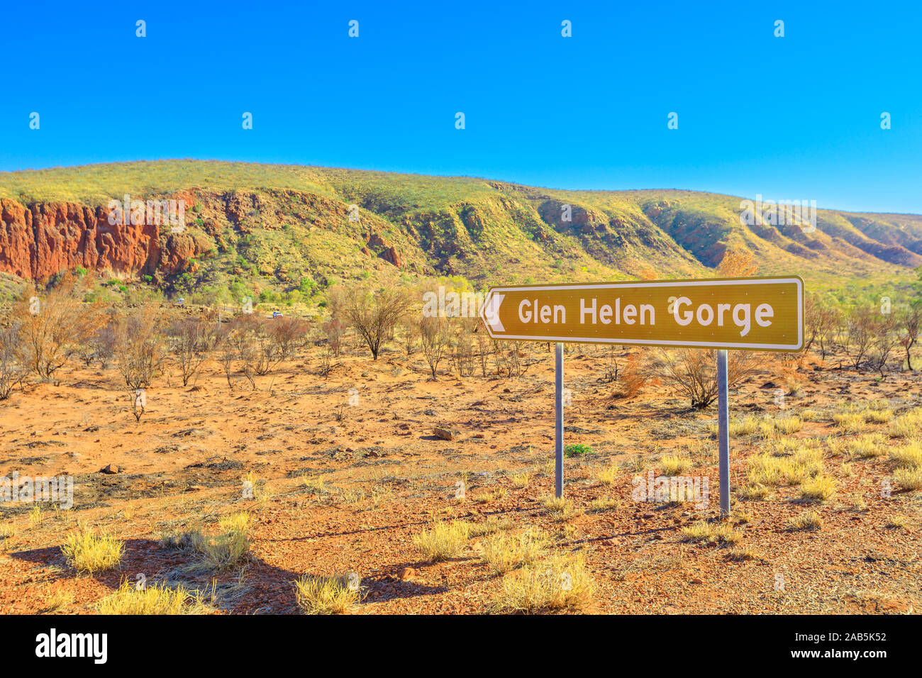 Glen Helen Gorge cartello in Australia centrale outback lungo rosso centro modo nel Territorio del Nord. West MacDonnell Ranges sul paesaggio dello sfondo. Foto Stock