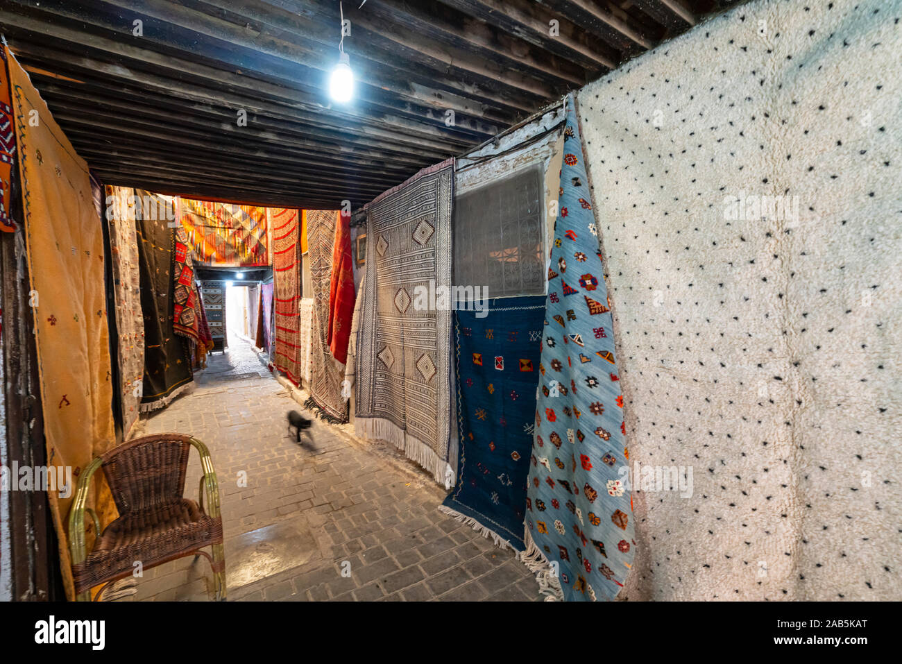 Fes, Marocco. Il 9 novembre 2019. I venditori di tappeti per le strade della medina Foto Stock