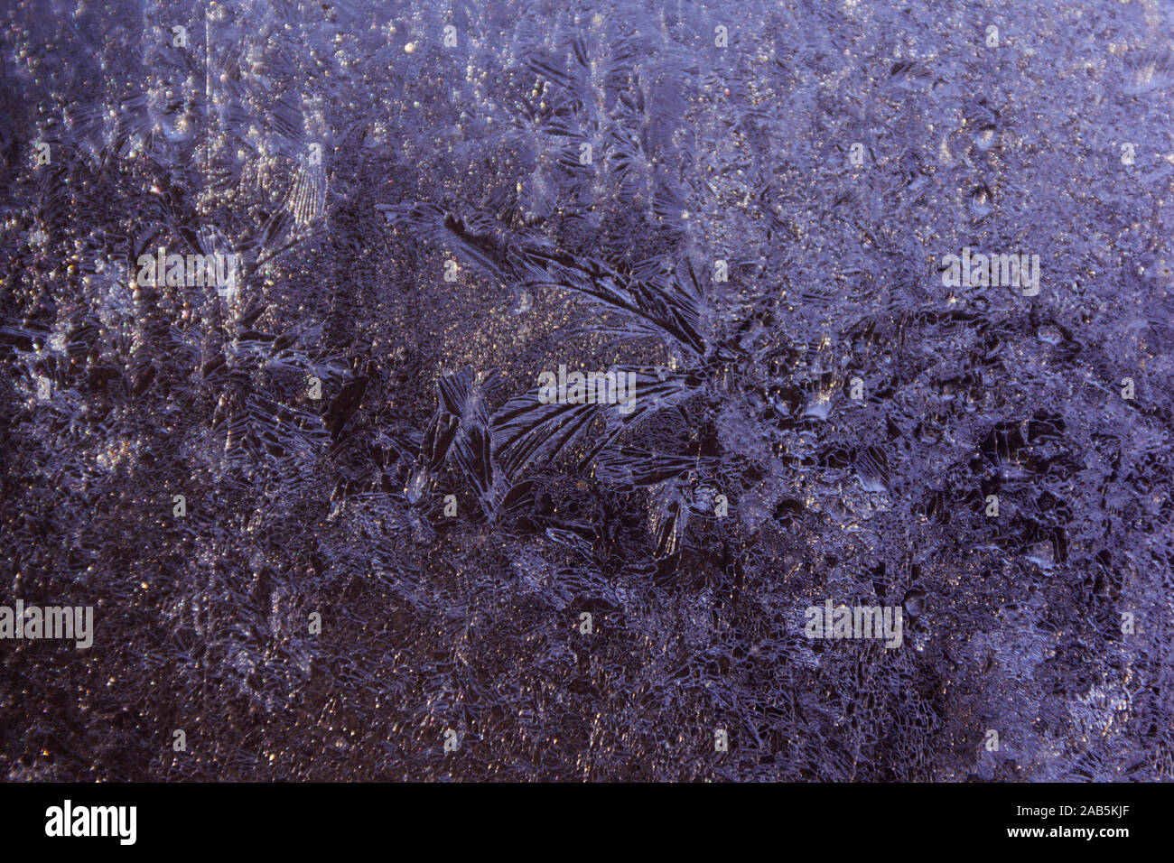 Le gocce congelate di acqua sul vetro, sfondo Foto Stock