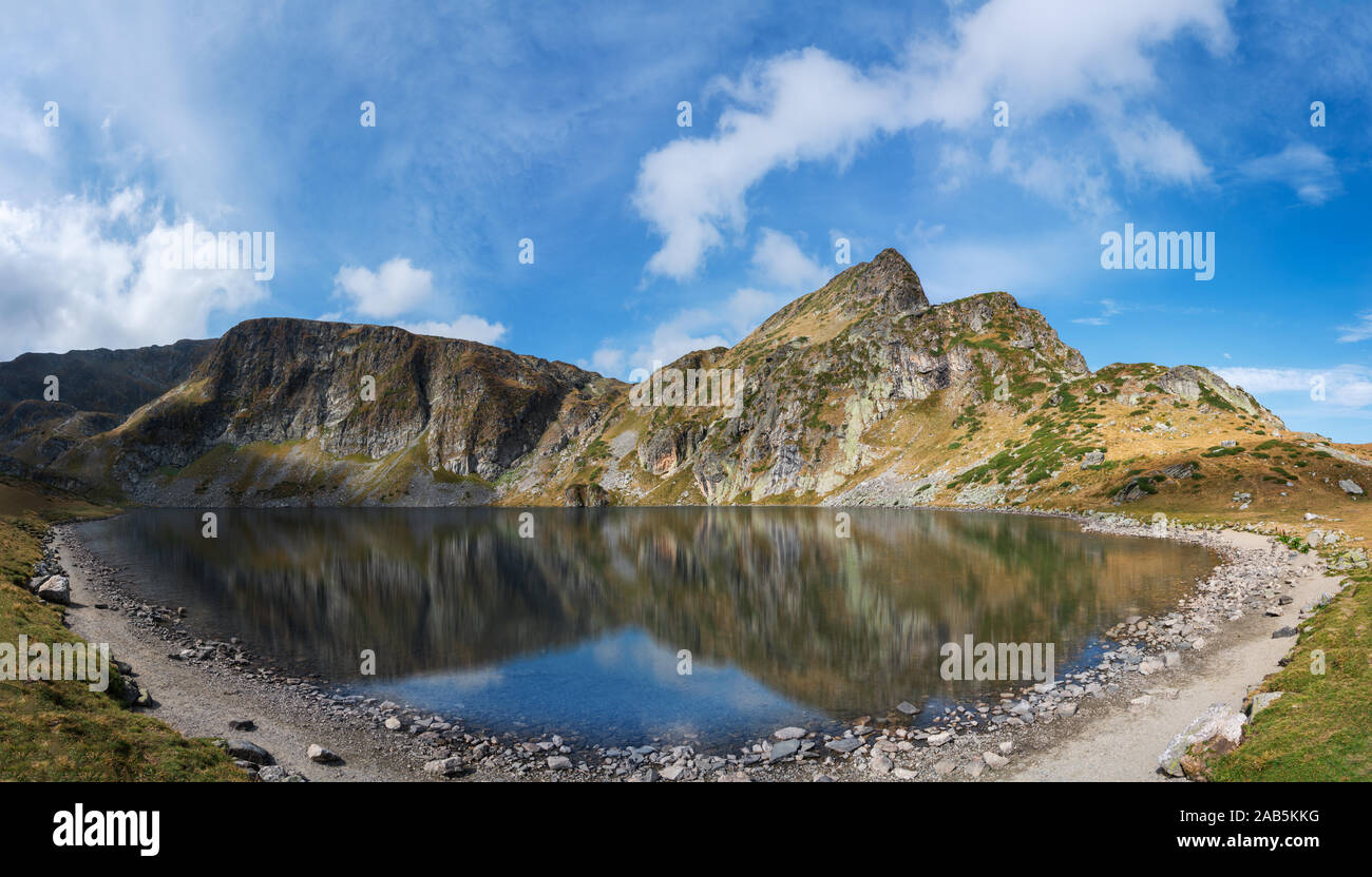 I sette laghi di Rila tra le montagne della Bulgaria durante una giornata di sole in settembre. Foto Stock