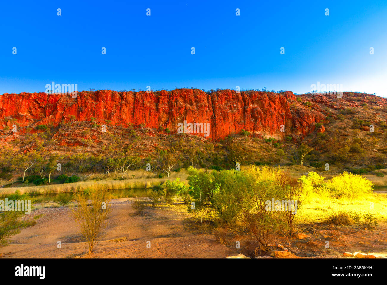 Blue ora a Glen Helen Gorge in Tjoritja - West MacDonnell Ranges National Park, il Territorio del Nord, l'Outback australiano. Copia dello spazio. Foto Stock