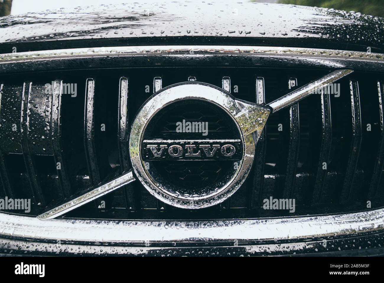 Close-up di Volvo Car emblema coperti con gocce di pioggia, Logo brand design. Foto Stock