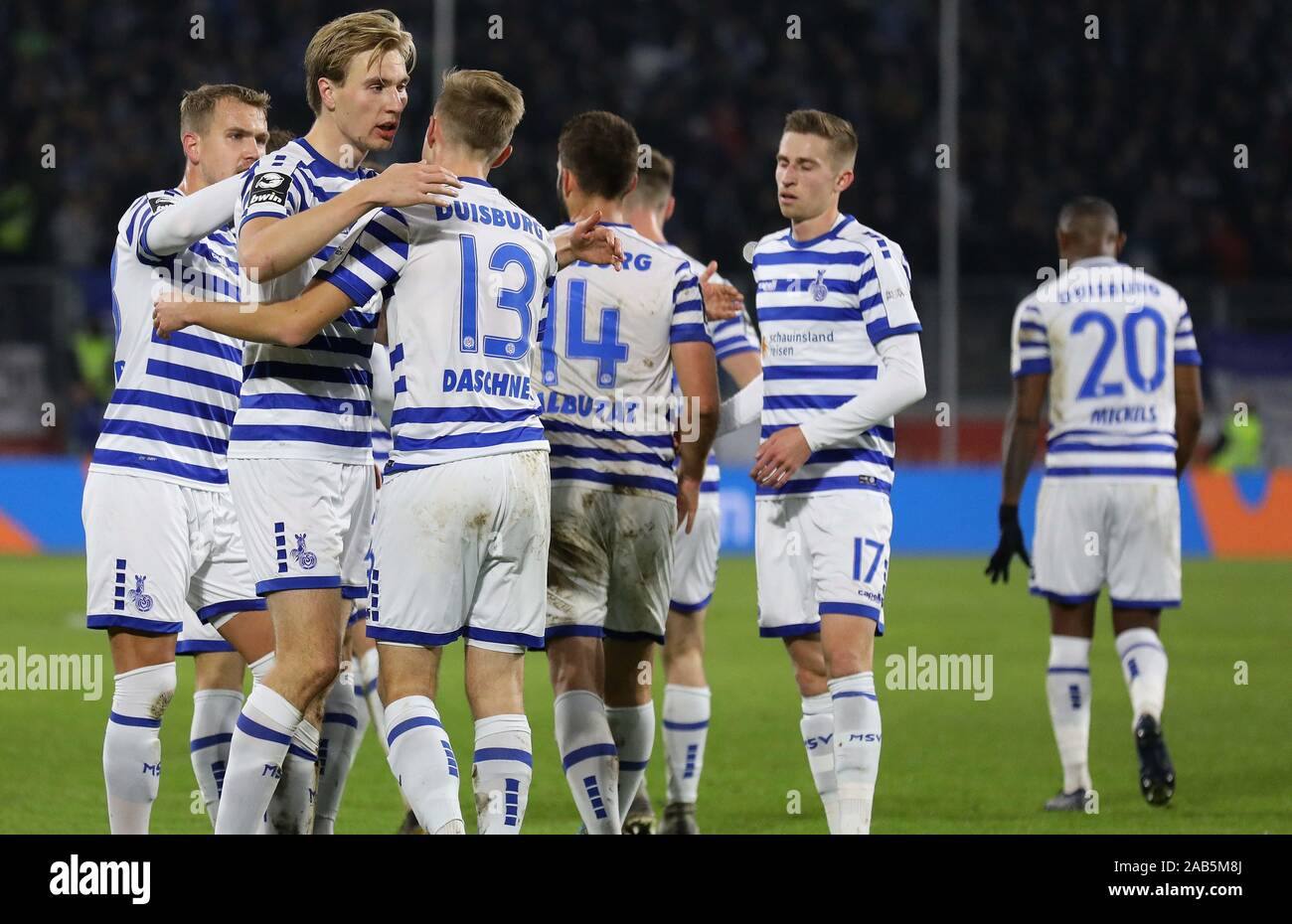 Duisburg, Deutschland. 25 Nov, 2019. firo: 25.11.2019 calcio, 3. League, stagione 2019/2020 MSV Duisburg - FC Viktoria Koln Vincent Vermeij (# 24 MSV Duisburg) goaljubel, giubilo e gioia. Lukas Daschner (# 13 MSV Duisburg) si congratula con l. | Utilizzo di credito in tutto il mondo: dpa/Alamy Live News Foto Stock