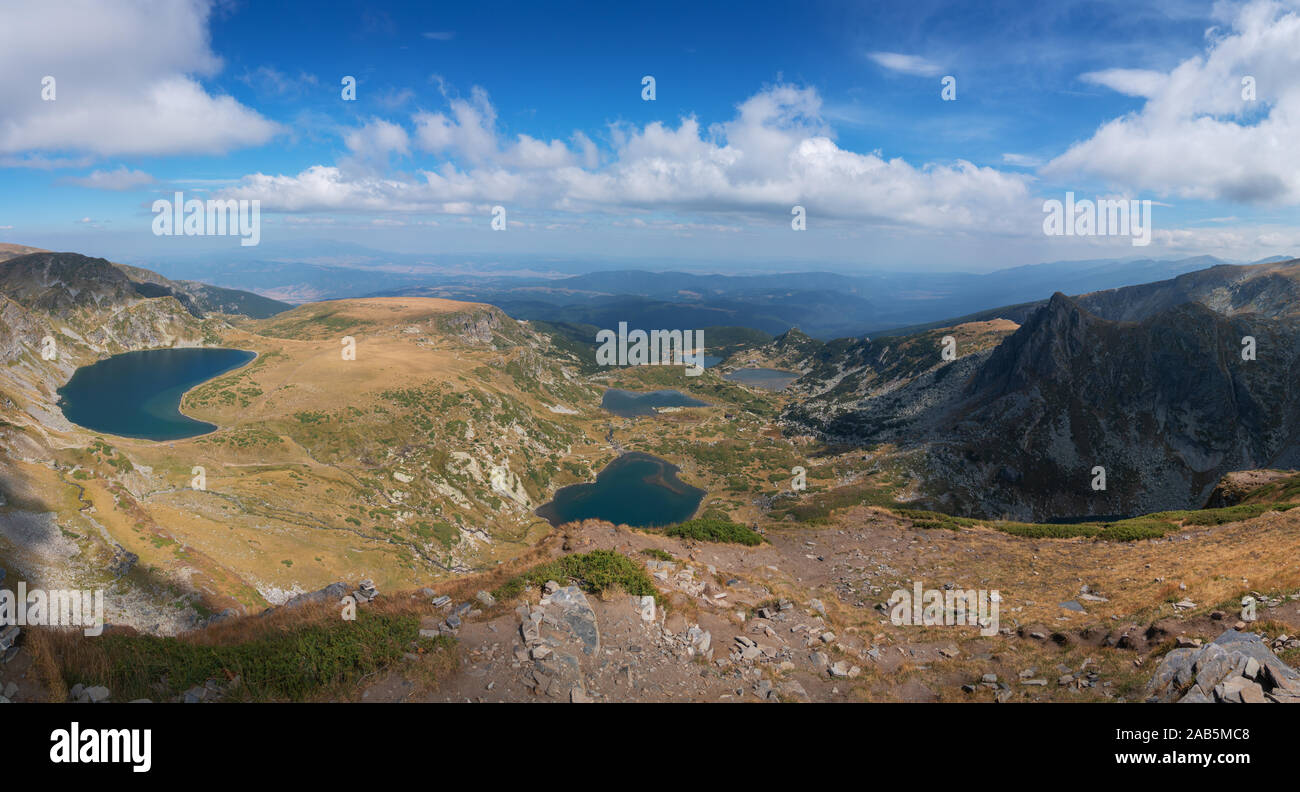 I sette laghi di Rila tra le montagne della Bulgaria durante una giornata di sole in settembre. Foto Stock