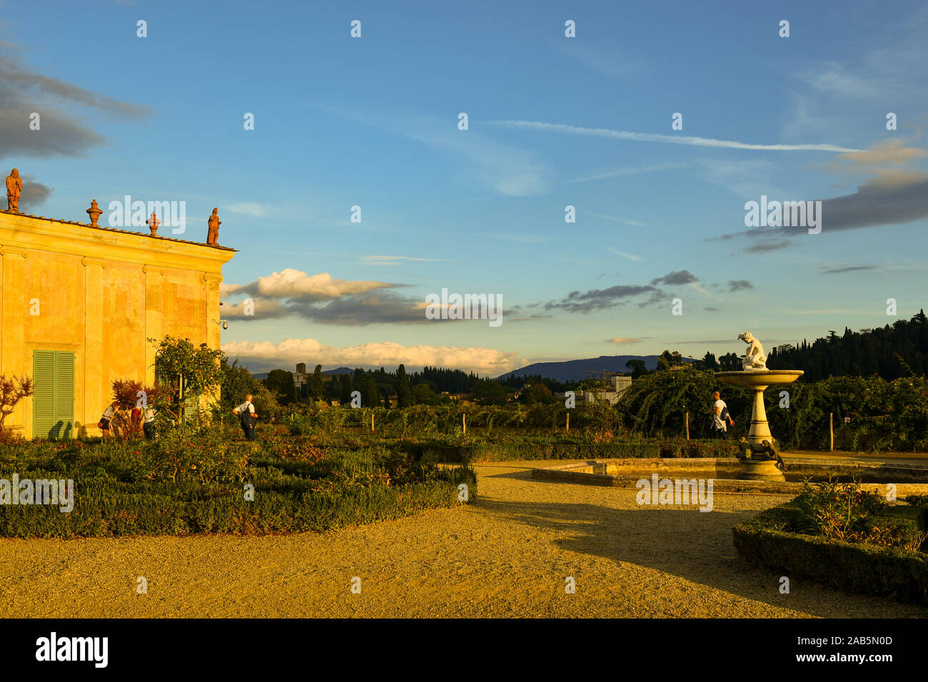 Vista del Giardino del Cavaliere nel Giardino di Boboli di Palazzo Pitti con il Cavaliere Palace e la Fontana delle scimmie, Firenze, Toscana, Italia Foto Stock