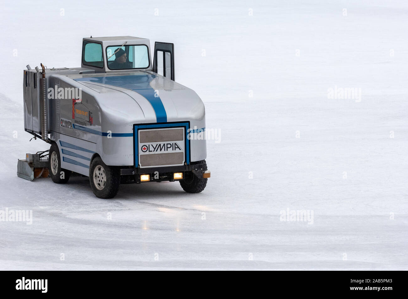 Marshall's International Ltd Olympia Ice Bear Millennium H ice resurfacer al lavoro sulla pista di pattinaggio su ghiaccio. Foto Stock