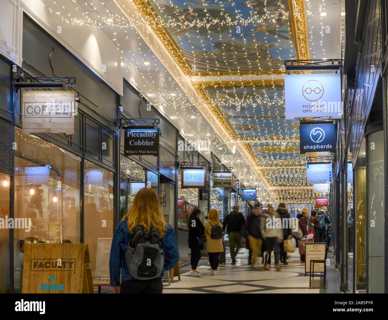 Le luci di Natale e gli acquirenti al dettaglio presso il Great Western Arcade, Birmingham City Centre, Birmingham, West Midlands, Inghilterra, Regno Unito. Foto Stock