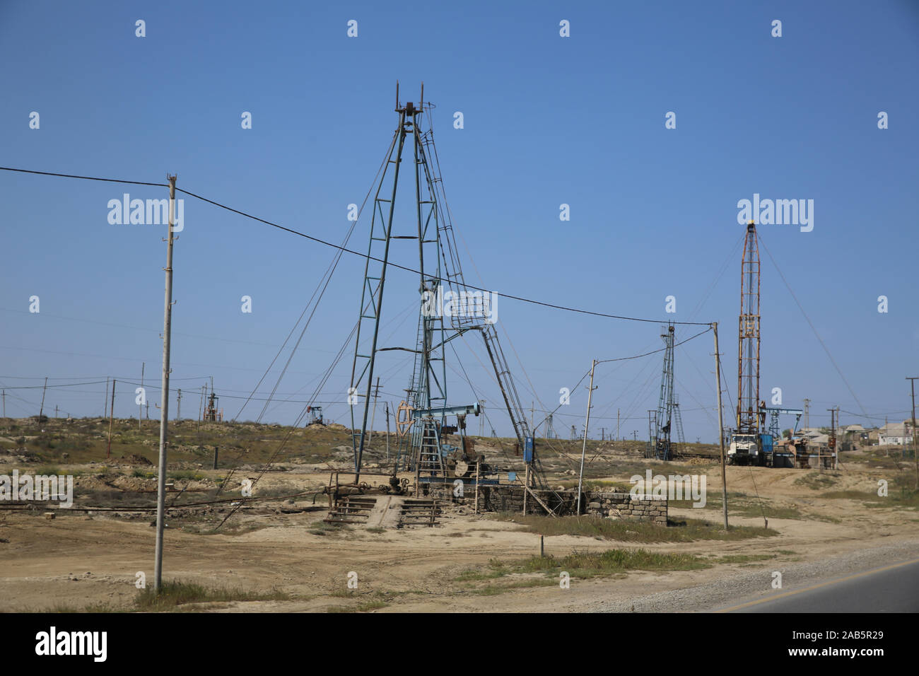 Olio terra trivellatrice blue sky .terra rig durante l'operazione di perforazione . Petrolio e gas impianto di perforazione onshore dessert con drammatica cloudscape . Foto Stock