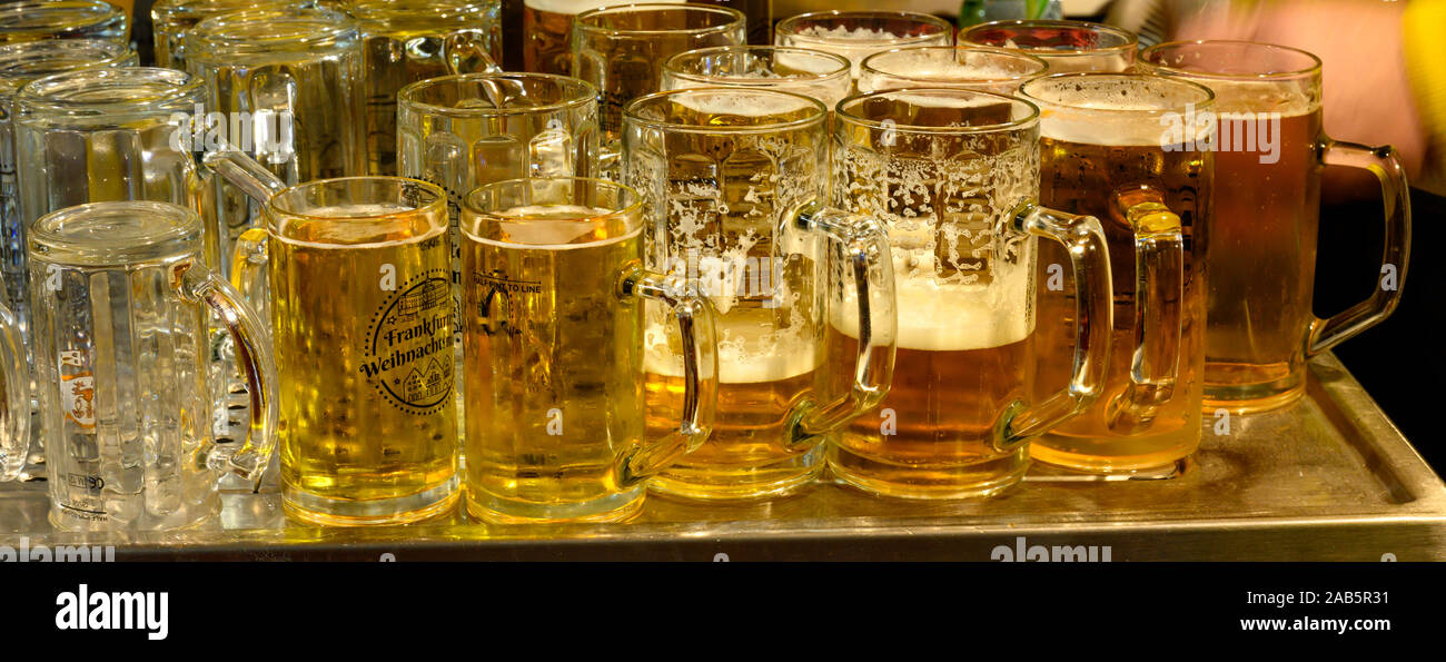Tedesco e più grandi bicchieri pronti a servire al bar street a Birmingham il tedesco Mercatino di Natale, Birmingham City Centre, Birmingham, West Midlands, Regno Unito Foto Stock