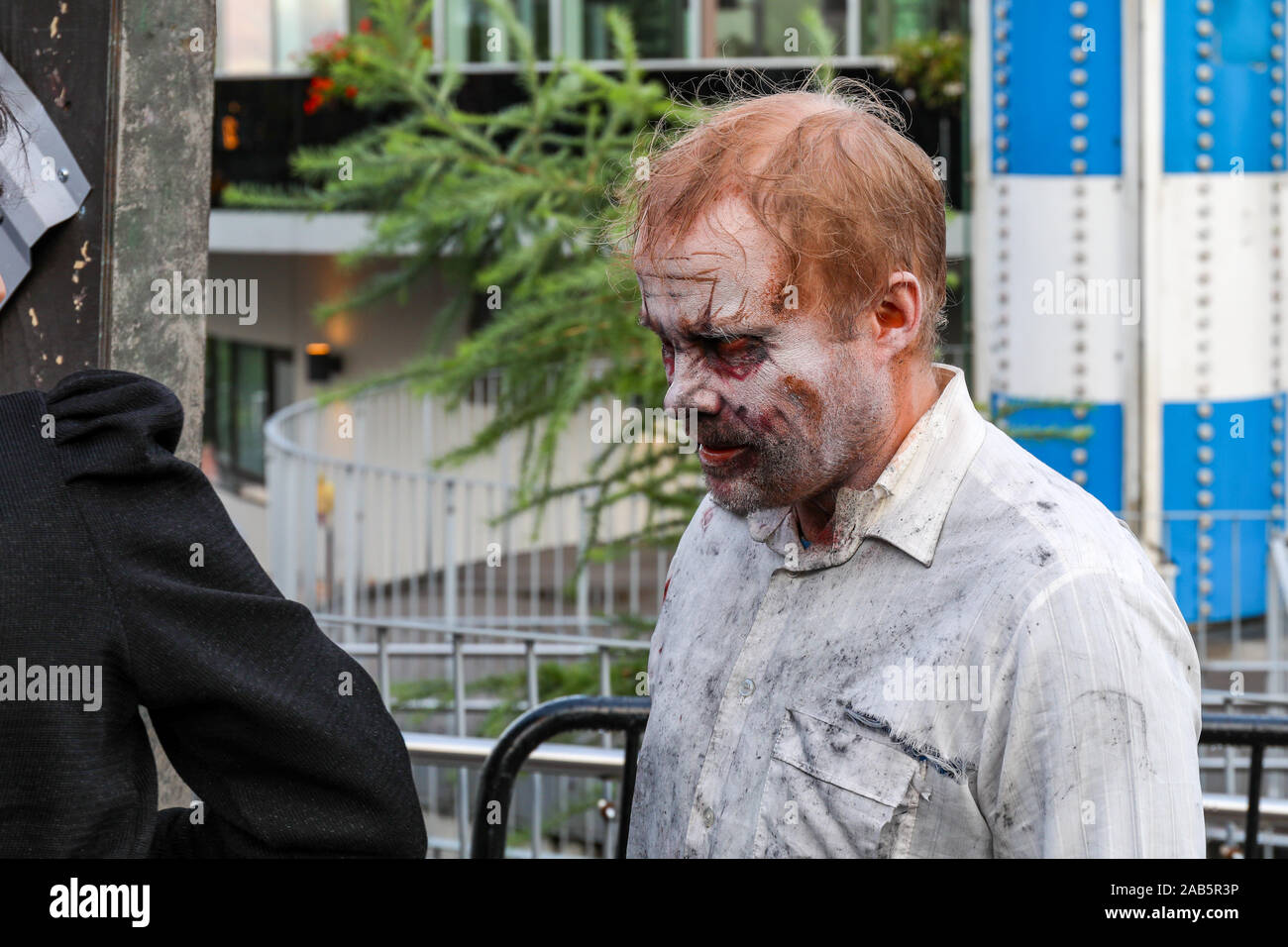 Uomo in zombie trucco e costume di Linnanmäki Amusement Park iik!iweek - un horror periodo a tema - a Helsinki in Finlandia Foto Stock