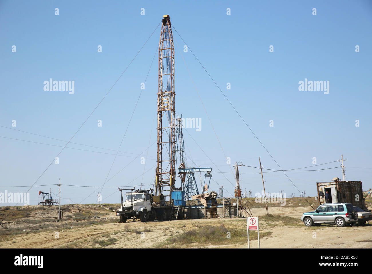 Olio terra trivellatrice blue sky .terra rig durante l'operazione di perforazione . Petrolio e gas impianto di perforazione onshore dessert con drammatica cloudscape . Foto Stock