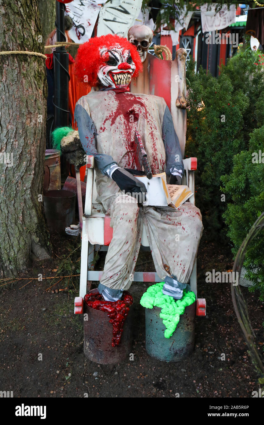 Clown Killer figura a Linnanmäki Amusement Park durante iikweek - un tema horror settimana - a Helsinki in Finlandia Foto Stock