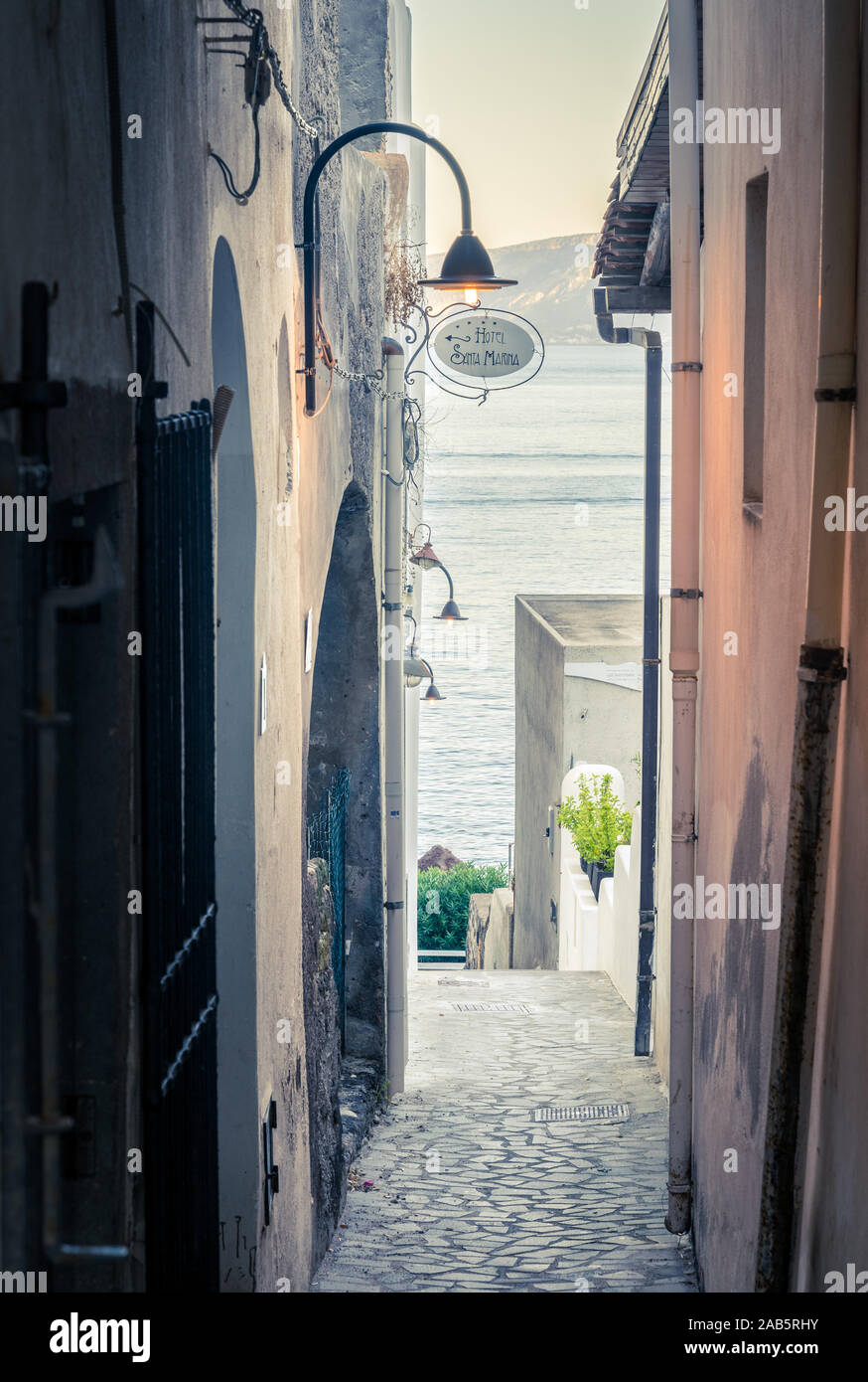 Vista giù per una strada pedonale nel comune di Santa Marina sulla isola di Salina in Italia Foto Stock