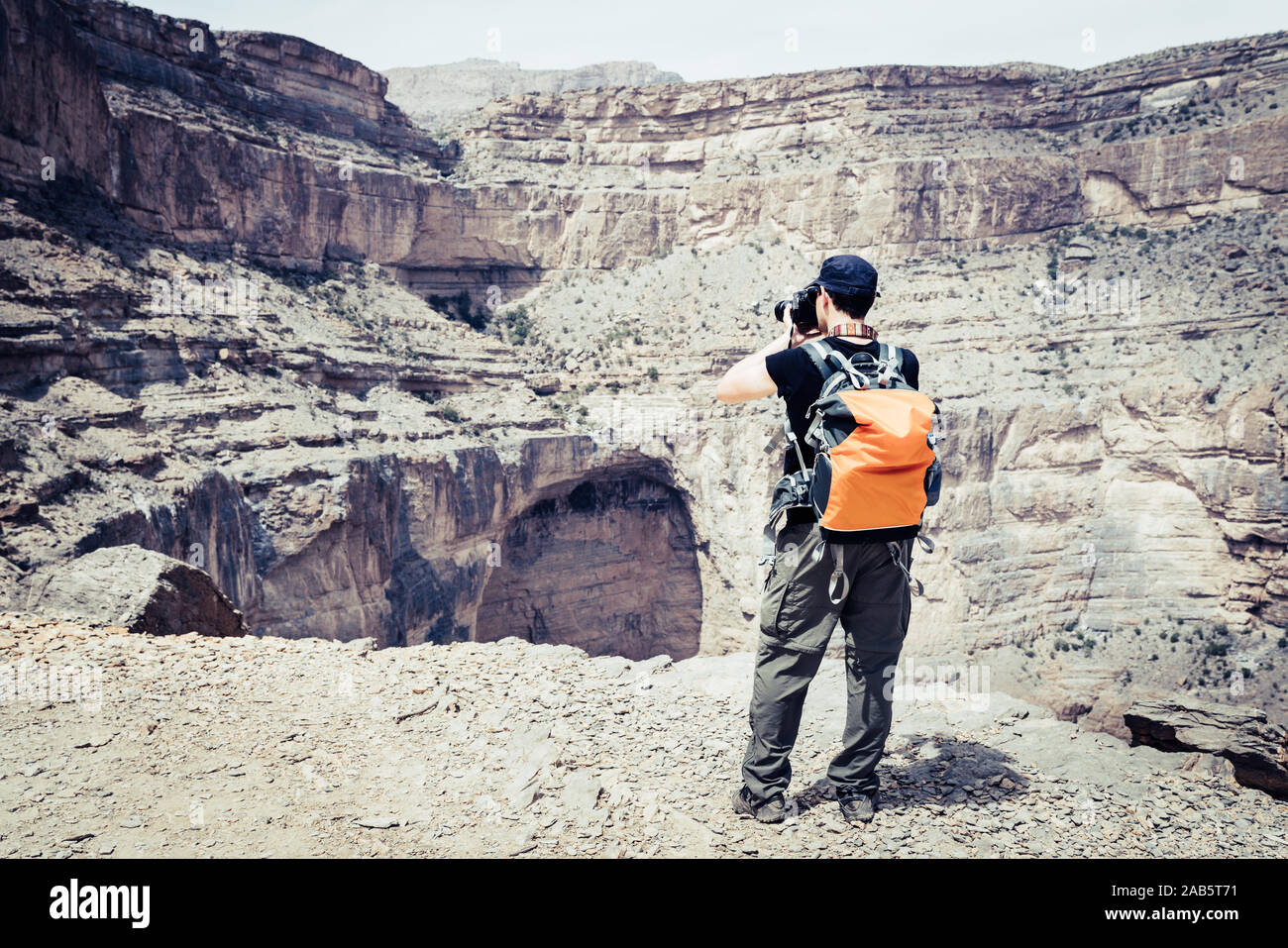 L uomo è tenuto phots del canyon in Jebel Shams Montagna in Oman Foto Stock