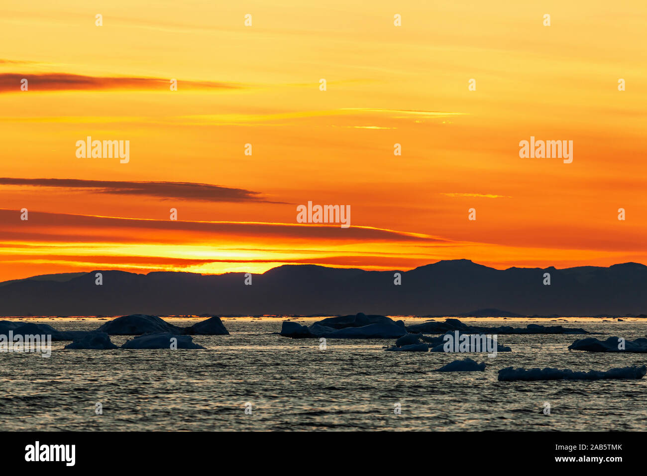 Sole Di Mezzanotte E Iceberg In Groenlandia (Baia Di Disko) Foto Stock