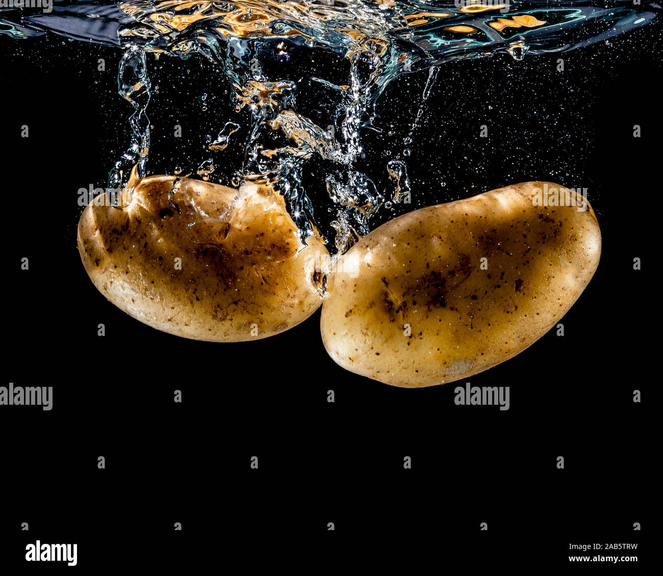Eine Unterwasseraufnahme von zwei Kartoffeln Foto Stock