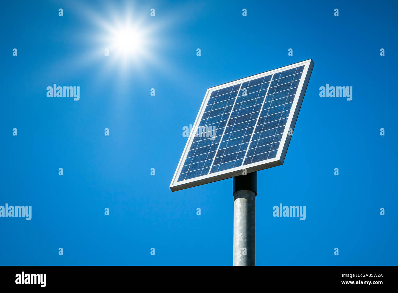 Eine Kleine Solaranlage vor blauem Himmel mit strahlendem Sonnenschein Foto Stock