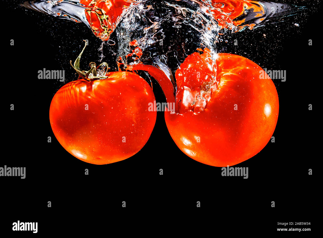 Eine Unterwasseraufnahme von zwei Tomaten Foto Stock