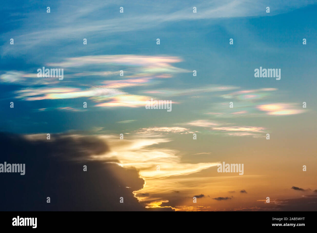 Wolke, die durch einen Sonnenuntergang in verschiedene Farben getaucht sind. Foto Stock