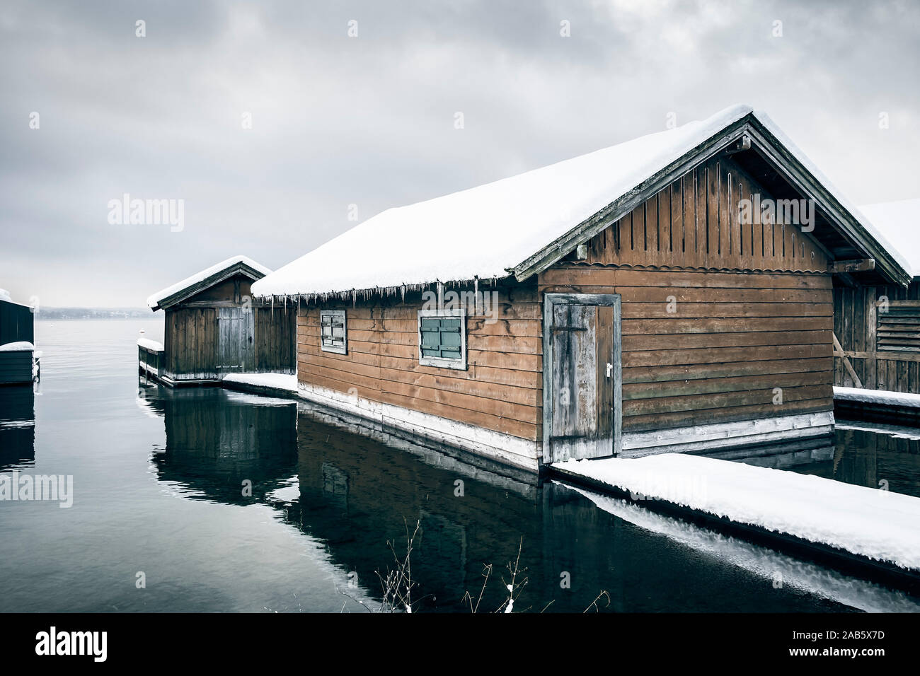 Eine schneebedeckte Bootshuette in Tutzing am Starnberger See, Deutschland Foto Stock