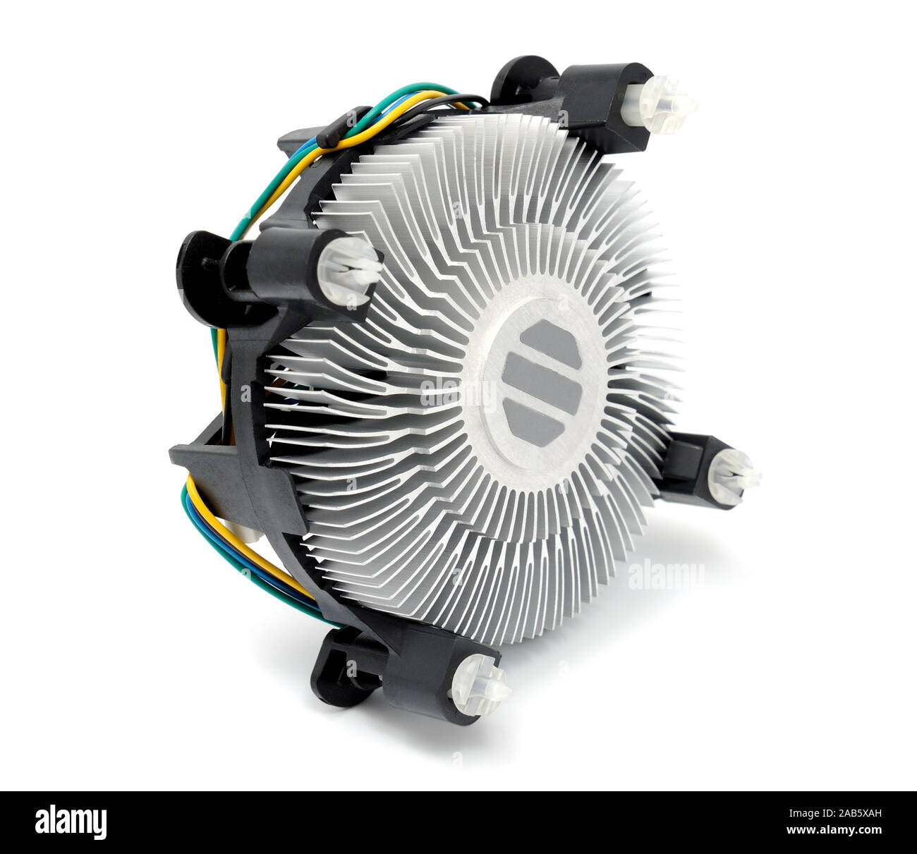 Dissipatore di calore per CPU isolato su uno sfondo bianco Foto Stock