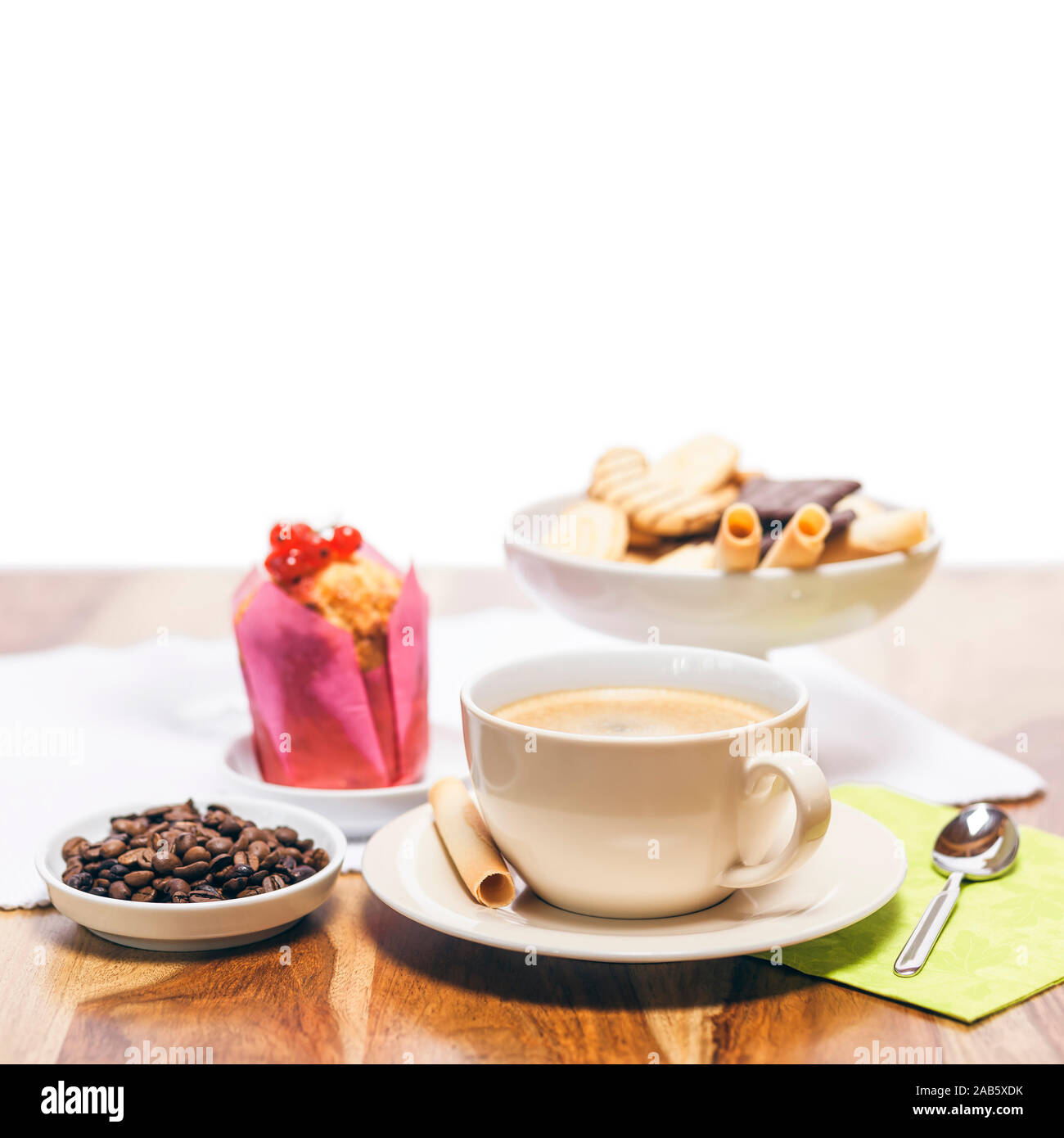 Schoen angerichteter Kaffee und Kuchen Foto Stock