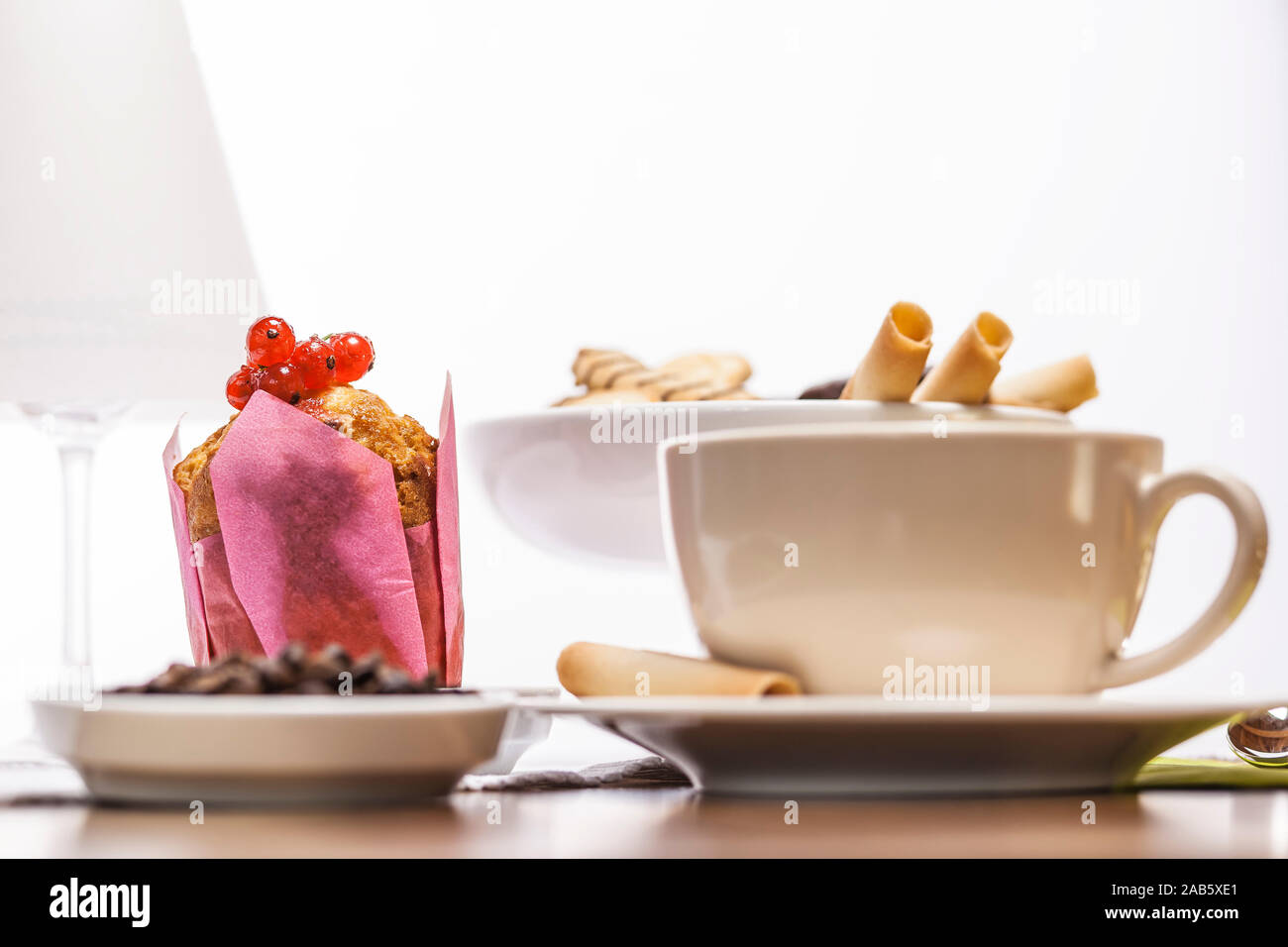 Schoen angerichteter Kaffee und Kuchen Foto Stock