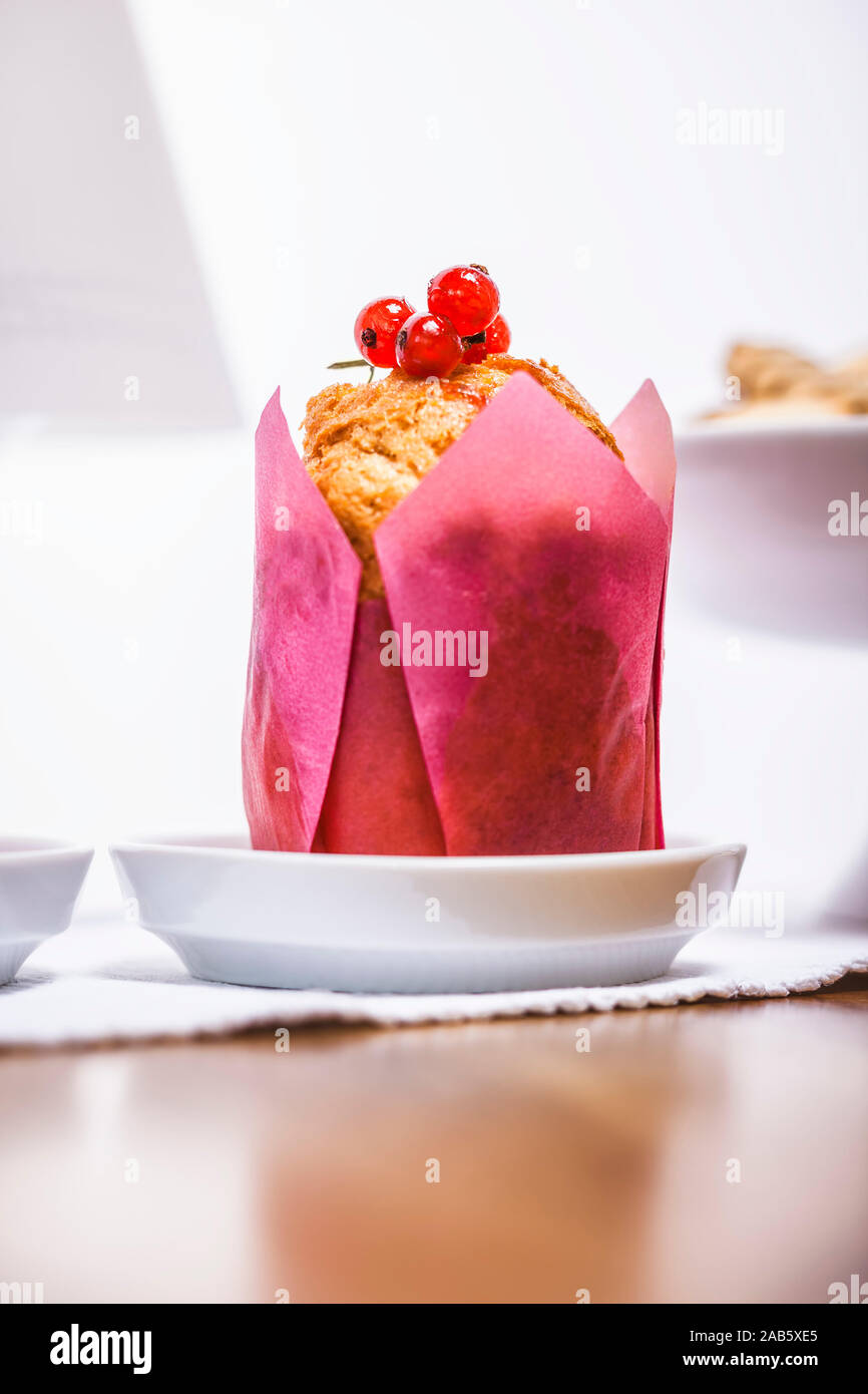 Ein leckerer Johannisbeermuffin auf einem Holztisch Foto Stock