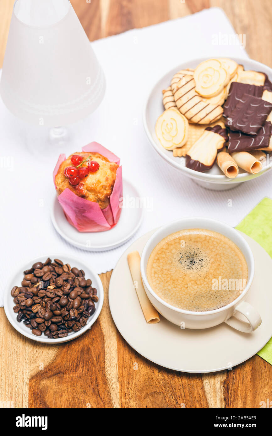 Schoen angerichteter Kaffee und Kuchen Foto Stock