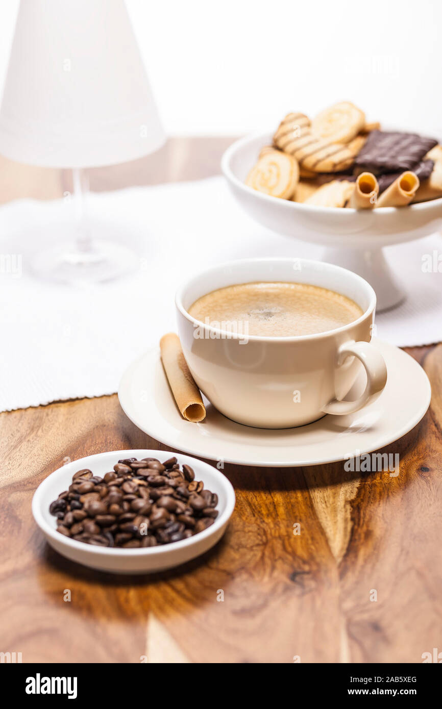 Schoen angerichteter Kaffee und Kuchen Foto Stock