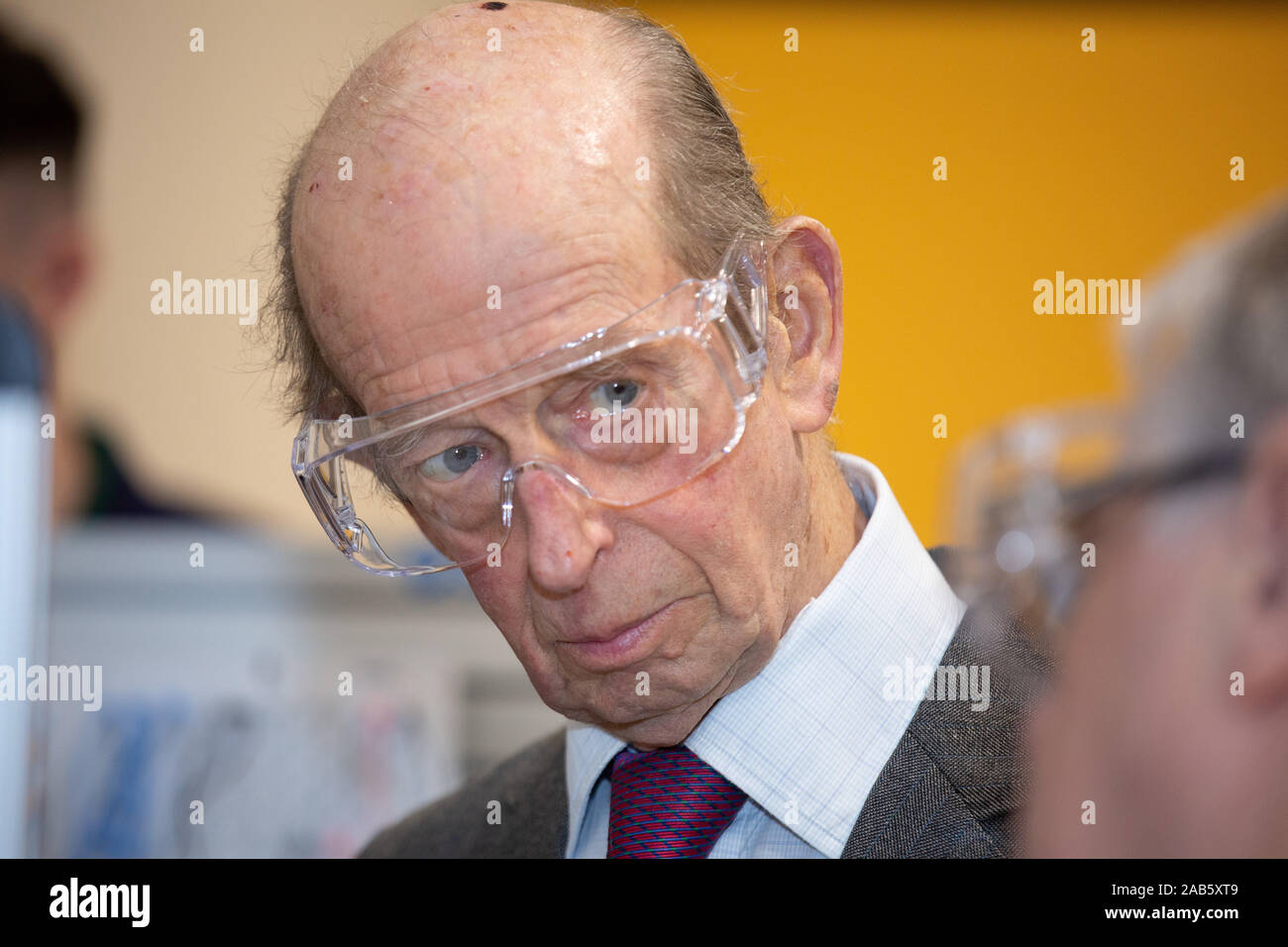 Prince Edward, il Duca di Kent in occasione di una visita a MGTS apprendista ingegneria unità se Redditch, Worcestershire. Nella foto indossando occhiali protettivi. Foto Stock