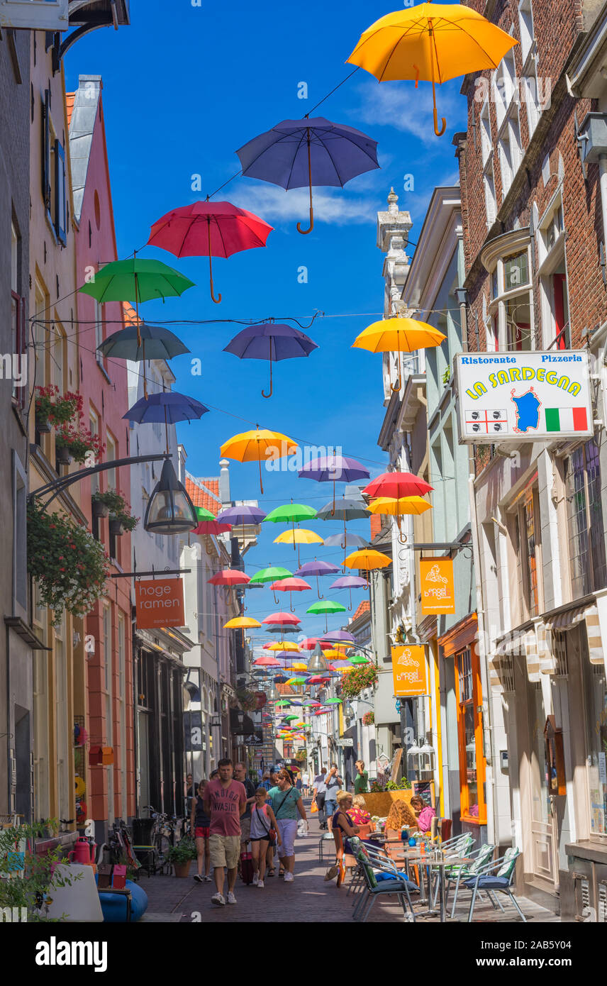 Colorfull ombrelloni appeso sopra la strada Foto Stock