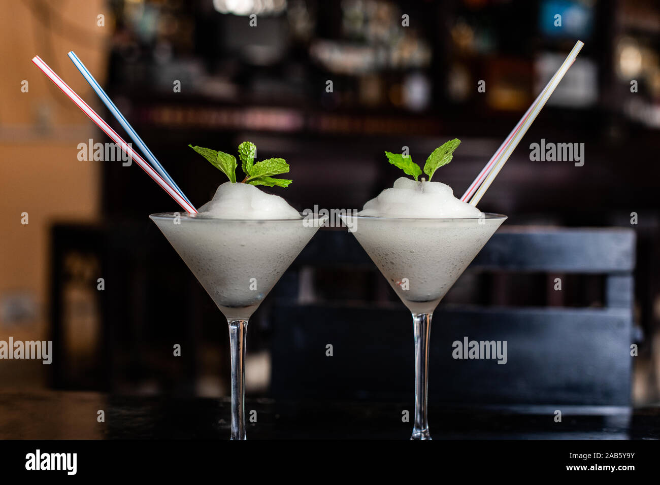 Due classici cocktail Daiquiri sul tavolo di legno Foto Stock