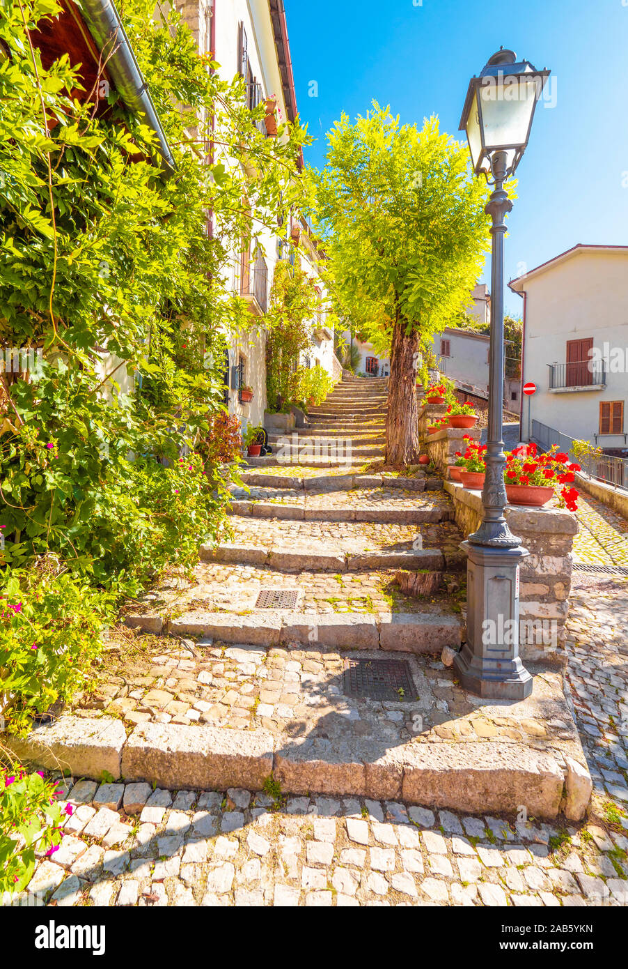 Parco nazionale d'Abruzzo, Lazio e Molise (Italia) - L'autunno con fogliame in italiano montagna riserva naturale, con piccole cittadine, animali selvatici Foto Stock