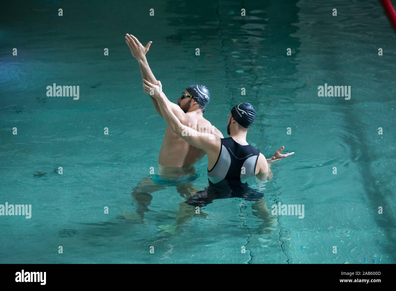 L'uomo prendendo lezioni di nuoto con un insegnante. Foto Stock