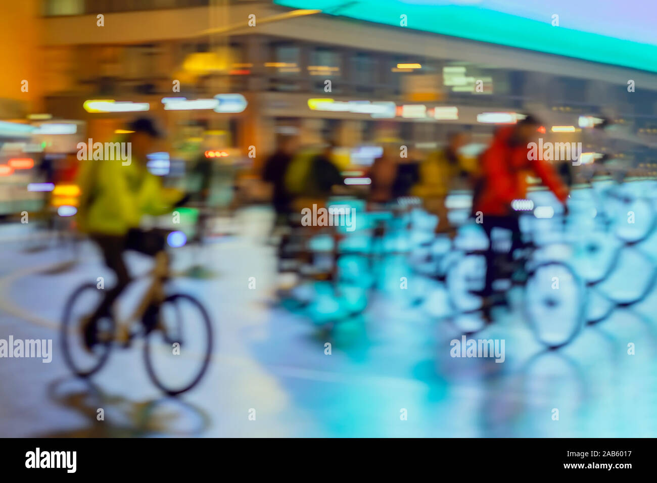 Sagome di gruppo ciclisti di equitazione sulla città carreggiata, notte, l'illuminazione, astratta, motion blur. Concetto di sport e stile di vita sano, per Foto Stock
