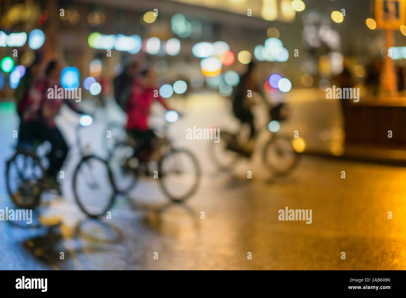 Abstract background del gruppo colorato di ciclisti notte city street, effetto di sfocatura, irriconoscibili volti. Sport e fitness e uno stile di vita sano Foto Stock